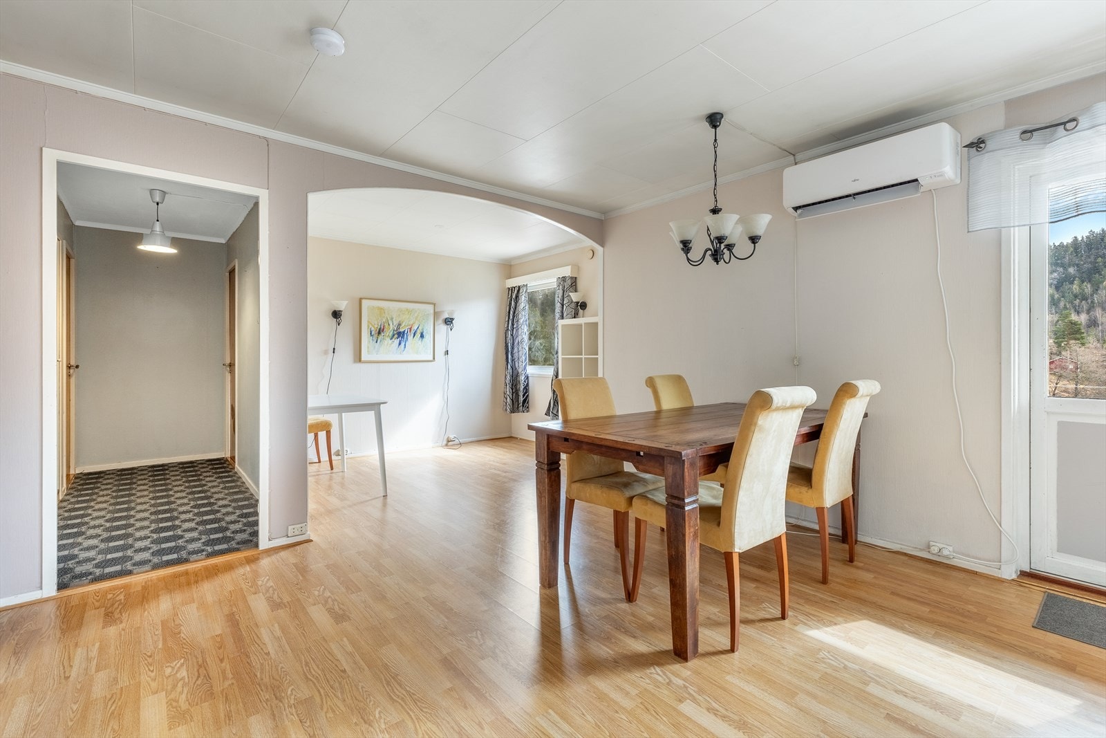 Stuen er i andre etasje og er i naturlig tilknytning til kjøkkenet. Utgang til veranda. Luft til luft varmepumpe, produksjonsmerket 2020 Galleribilde