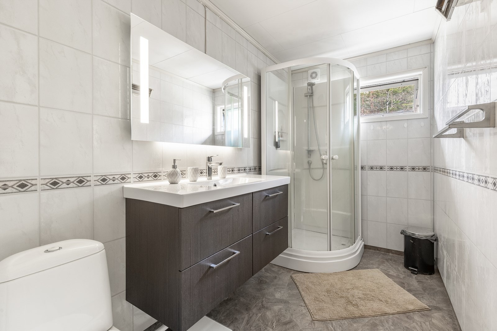 Badet er innredet med gulvbelegg med oppkant og oppvarming med stråleovn Galleribilde