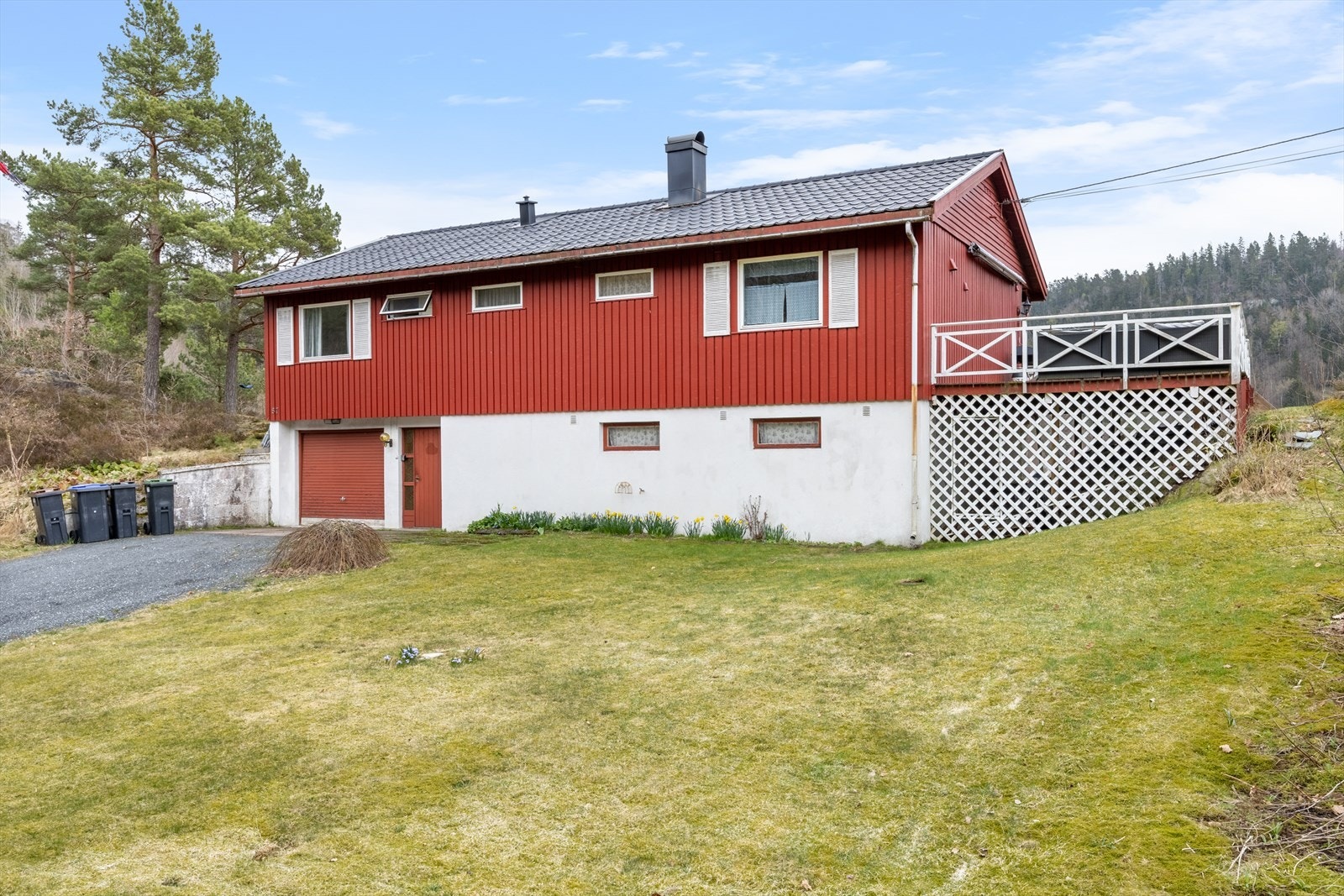 Enebolig over to plan med integrert garasje i et hyggelig område på Songe | Romslig stue med utgang til veranda Galleribilde