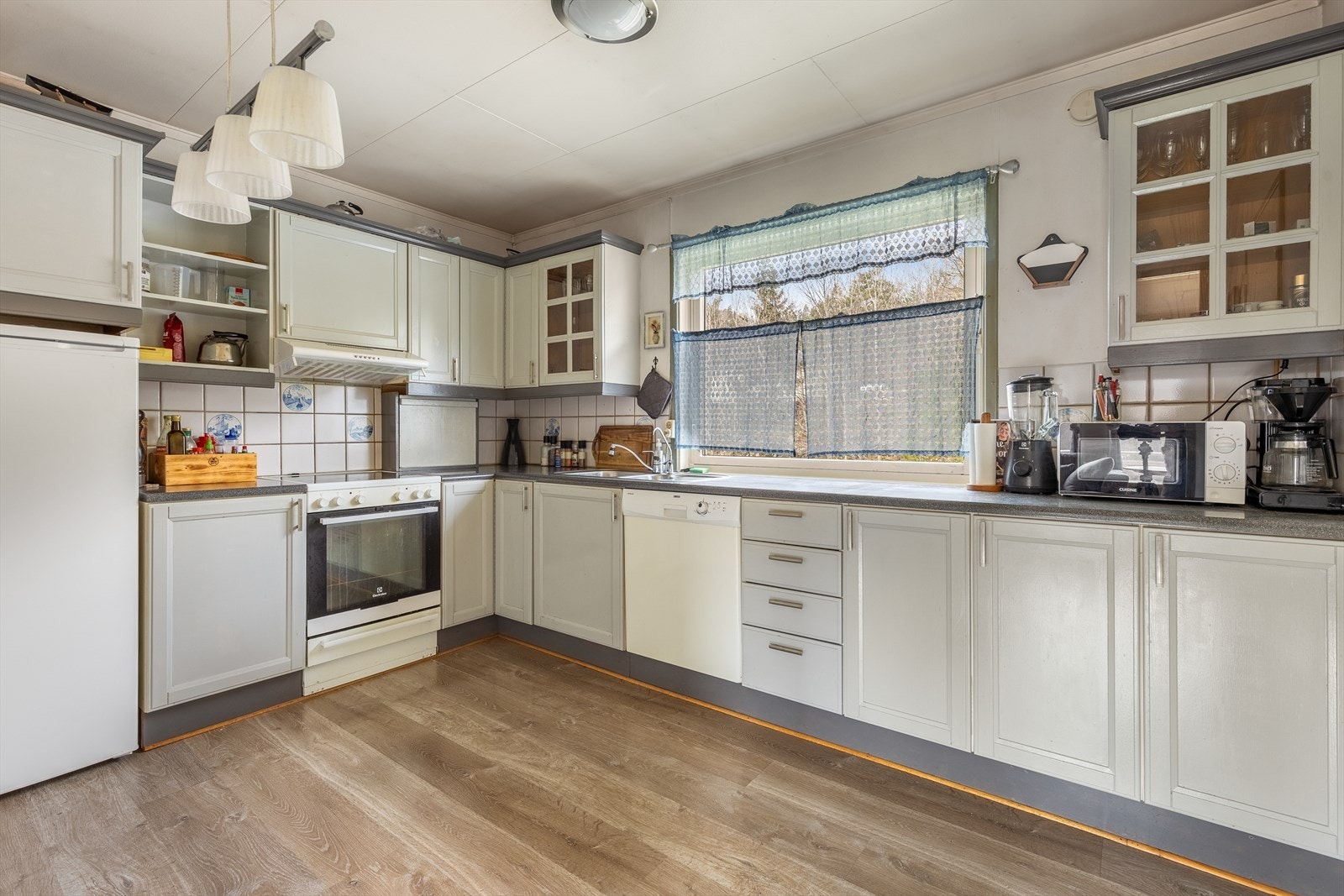 Separat kjøkken i tilknytning til stuen Galleribilde