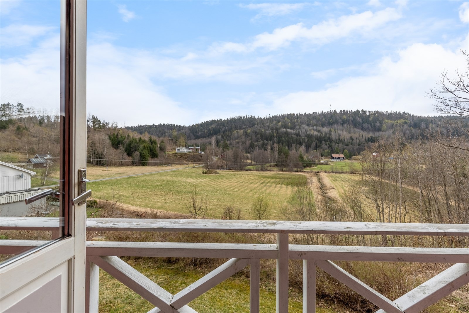 Utgang til veranda fra stuen - fin utsikt! Galleribilde