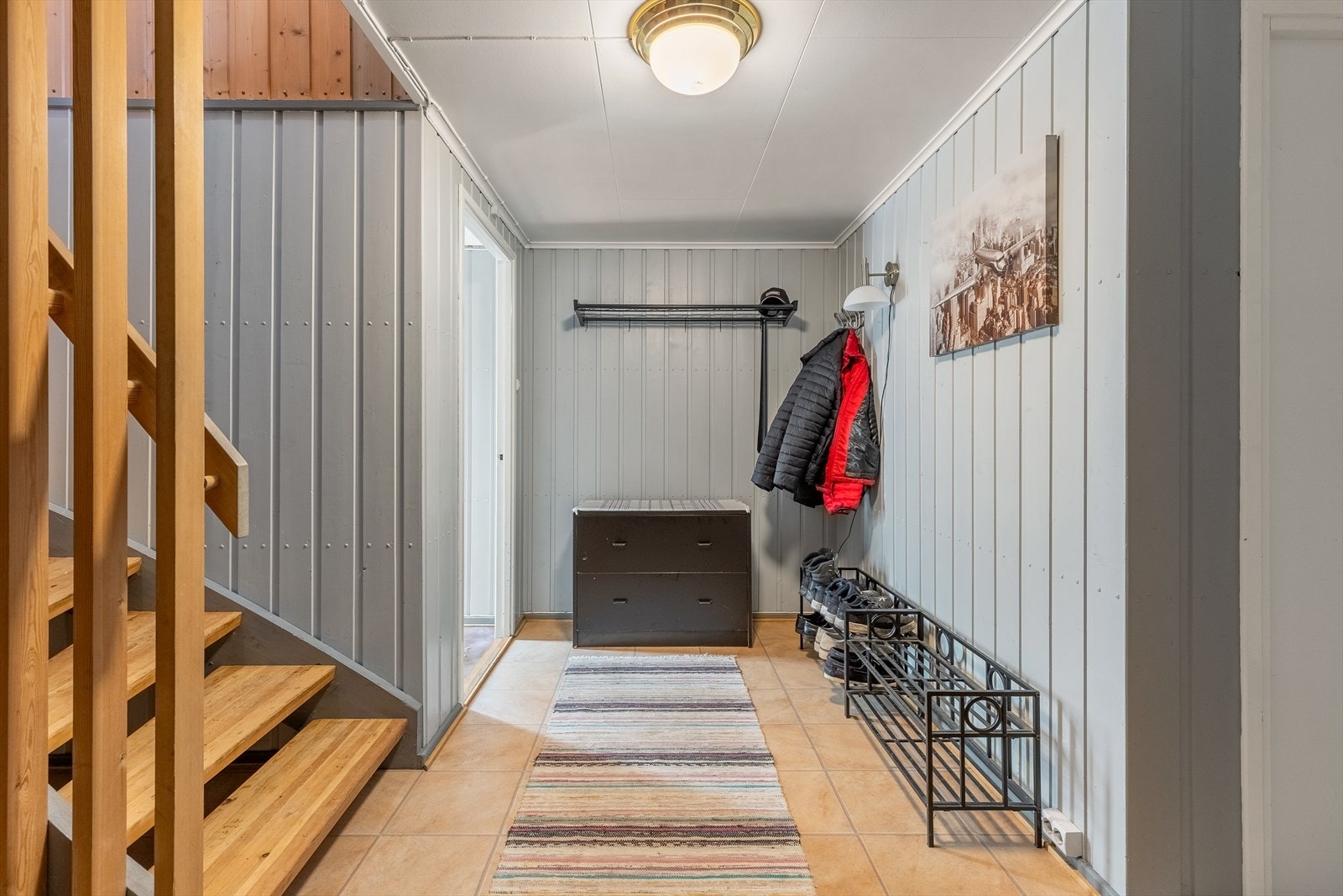 Velkommen inn! Stor gang med plass til lagring av jakker og sko Galleribilde