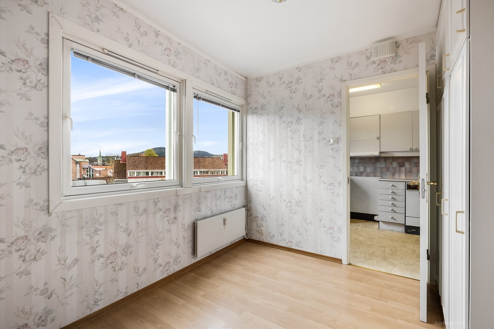 Soverom 1 med god plass til dobbeltseng og garderobe. Galleribilde