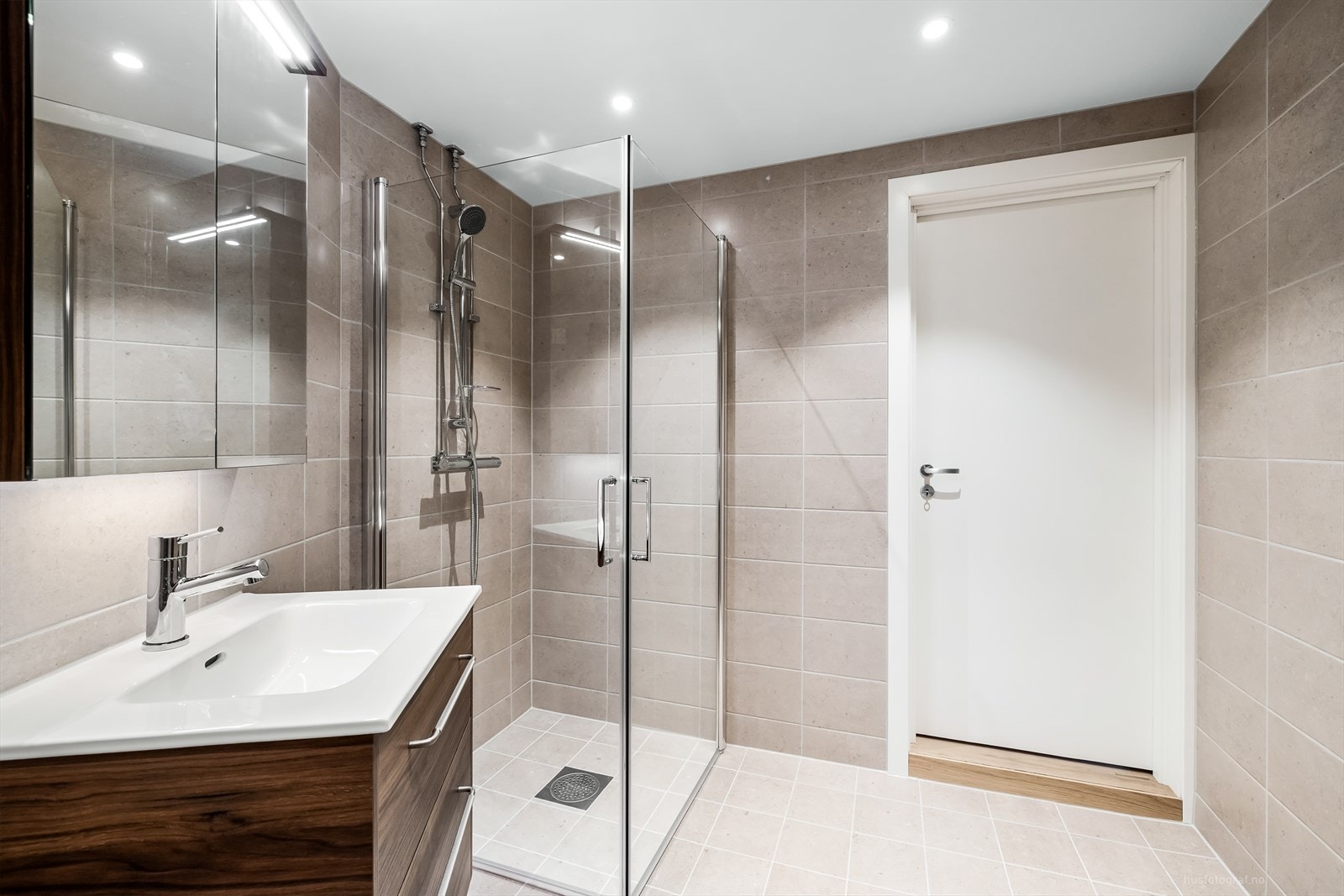 Moderne baderomsinnredning med god plass. Galleribilde