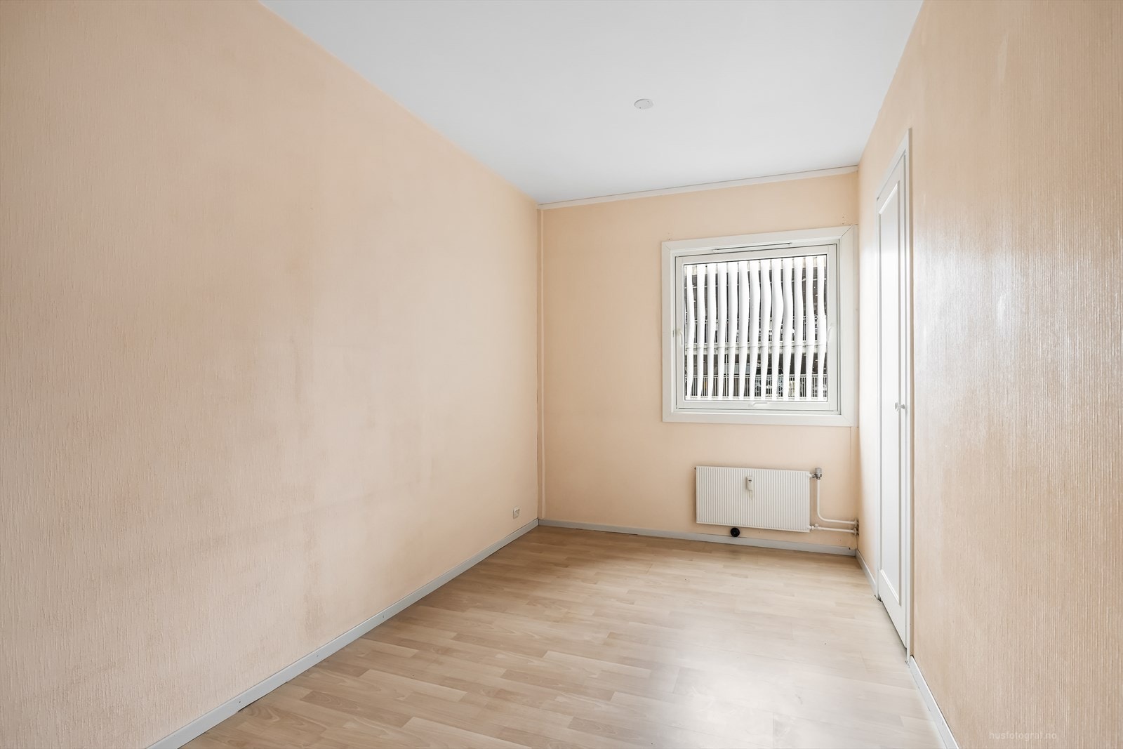 Det er umiddelbar nærhet til nærsenter, dagligvare, buss, barnehage, barneskole og idrettsanlegg. Galleribilde