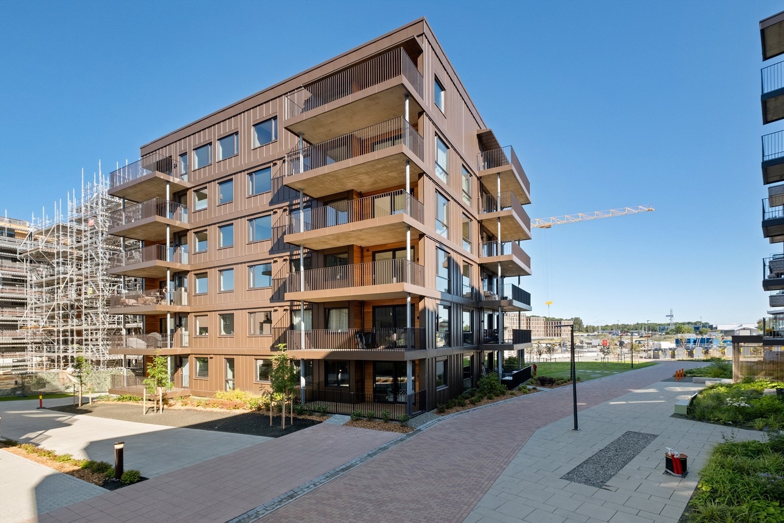 Leangen Løkka er et nyetablert boligområdet og byr på flotte og nyoppførte fellesområder for både store og små. I tillegg vil du få gangavstand til dagligvarebutikker, treningssenter, kollektivtransport, aktivitetsområder og barnehage. Galleribilde