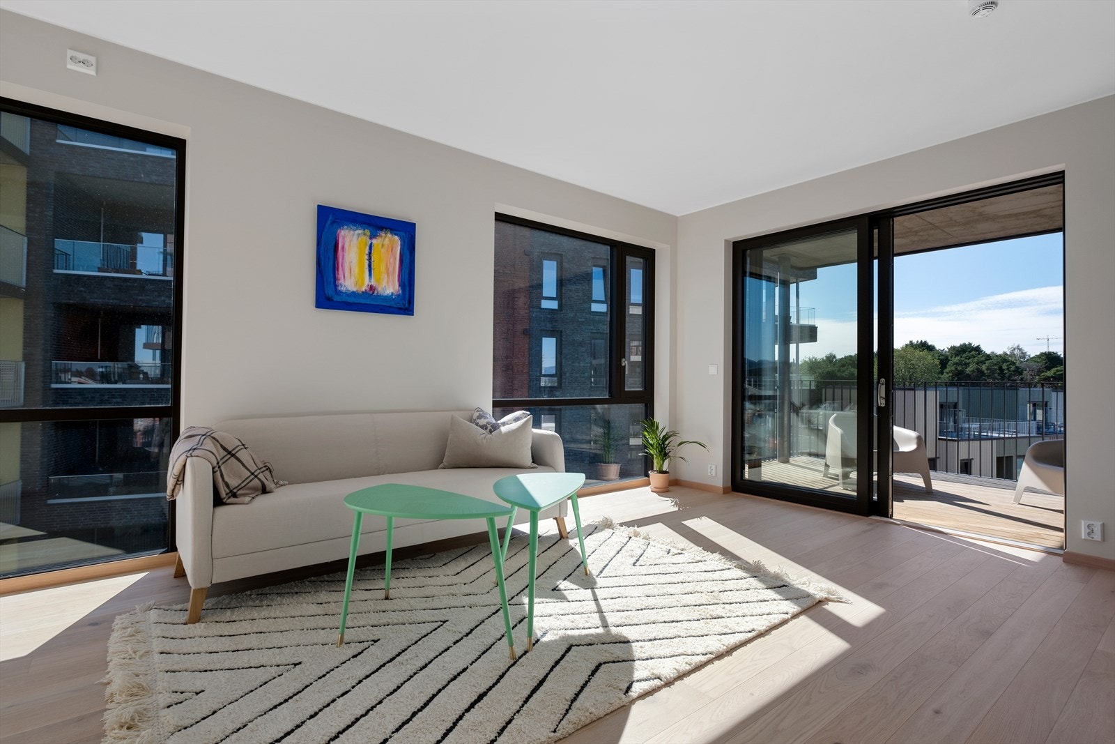 Velkommen til Spiltauet 28 - En moderne og romslig 3-roms selveier hjørneleilighet i 4. etasje som stod ferdigstilt i 2025. Galleribilde