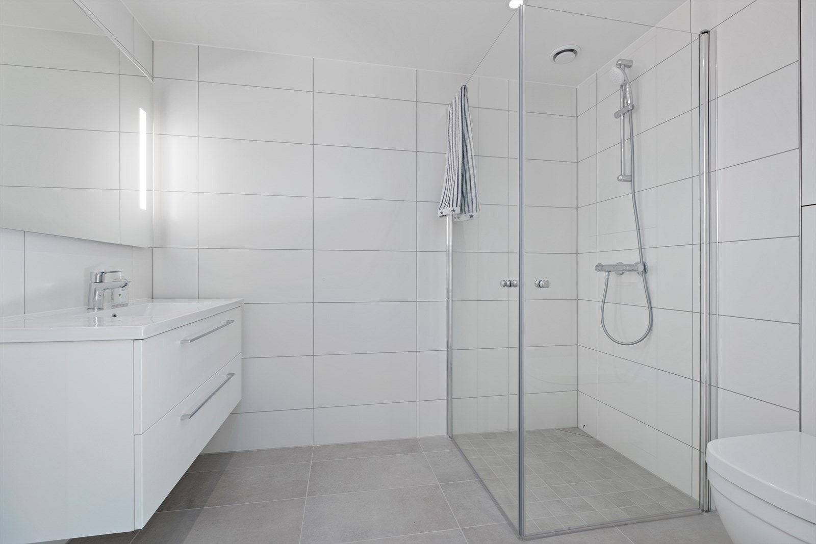 Leiligheten har et lekkert flislagt bad på 4.6m², hvor du får behagelig gulvvarme. Galleribilde