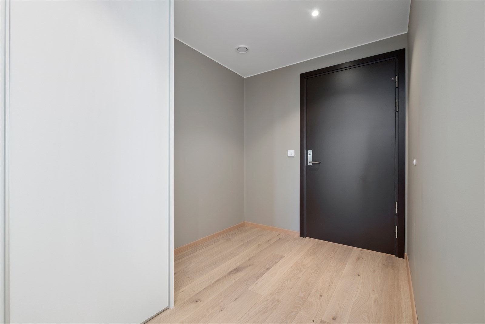 Entreen er av god størrelse på 6,7m² i tillegg til en gang på 3m². Leiligheten har gjennomgående godt med belysning fra spotlights i taket samt naturlig lysinnslipp fra de generøse vindusflatene. Galleribilde