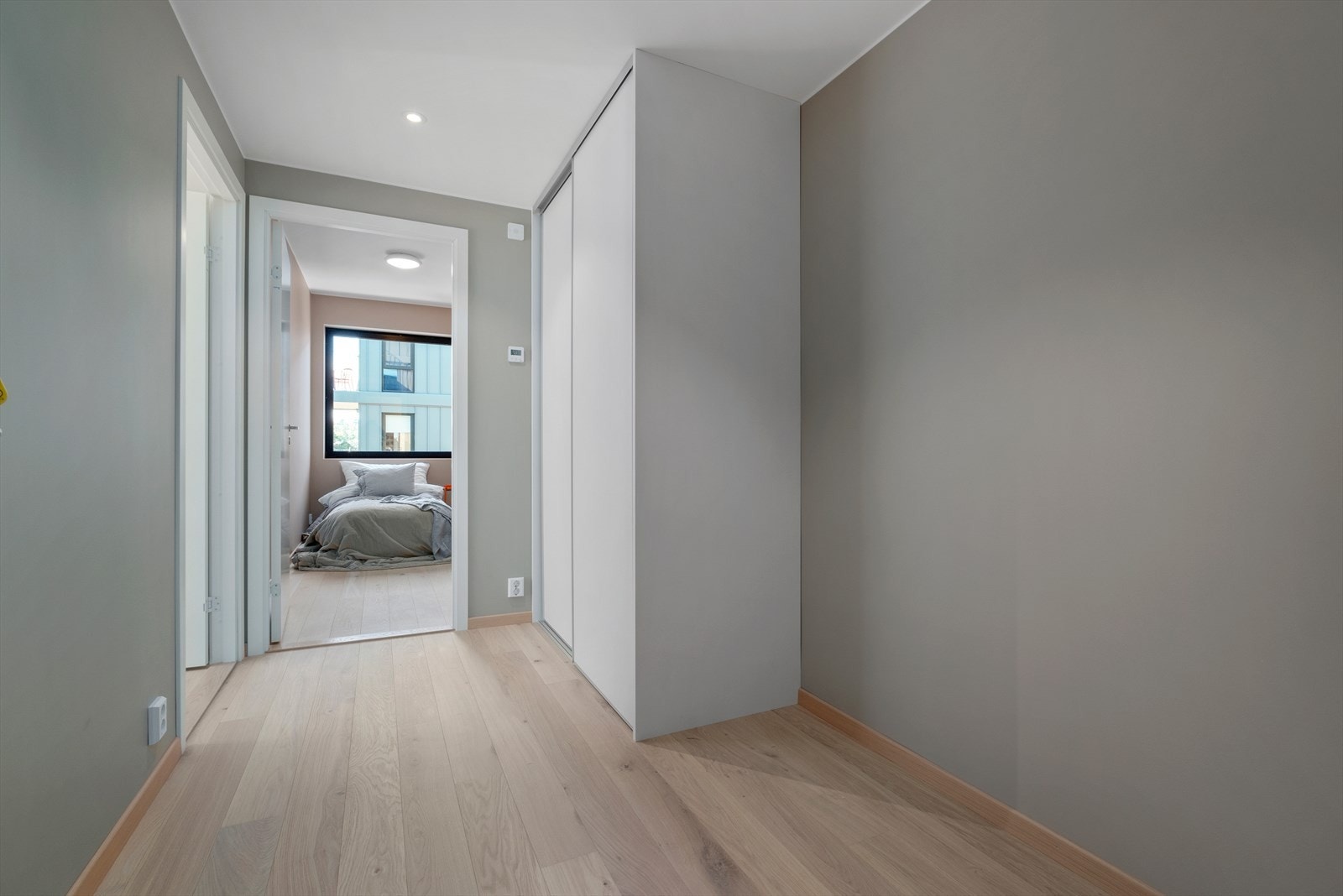 Entrèen er innredet med praktisk skyvedørsgarderobe som medfølger handelen. Galleribilde