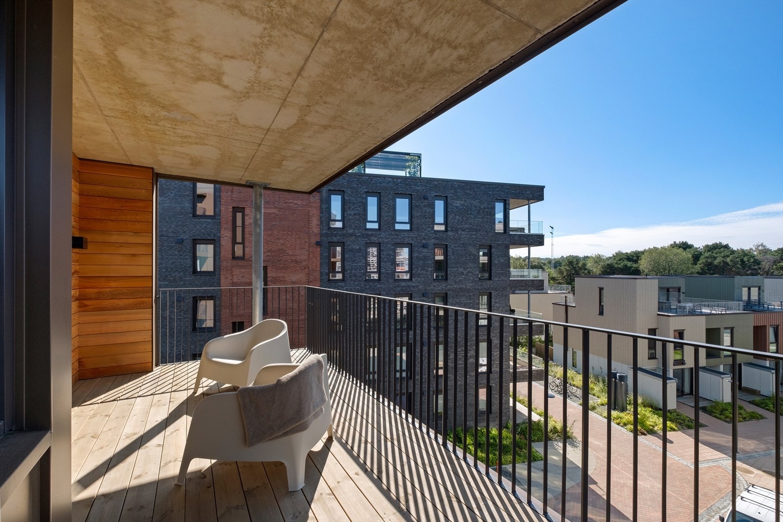 Balkongen er sørvest vendt og strekker seg over gode 14m². Galleribilde