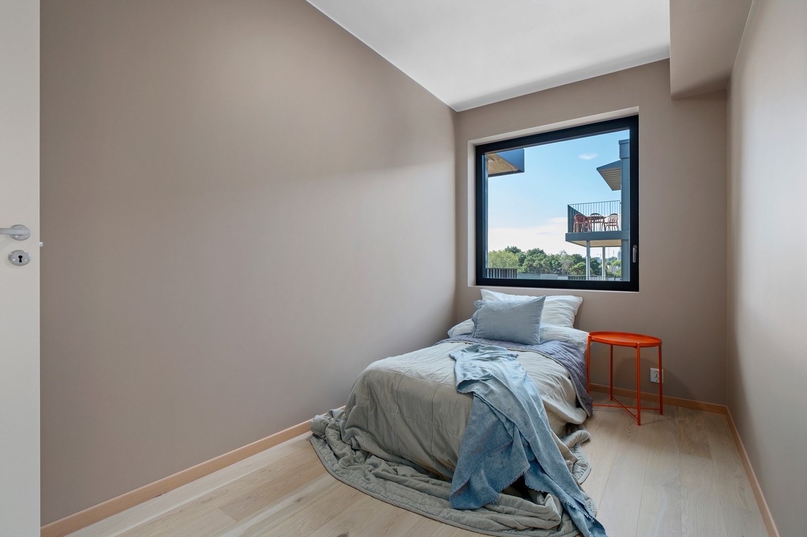 Soverommene i leiligheten er på henholdsvis 8,4m² og 8,3m². Galleribilde