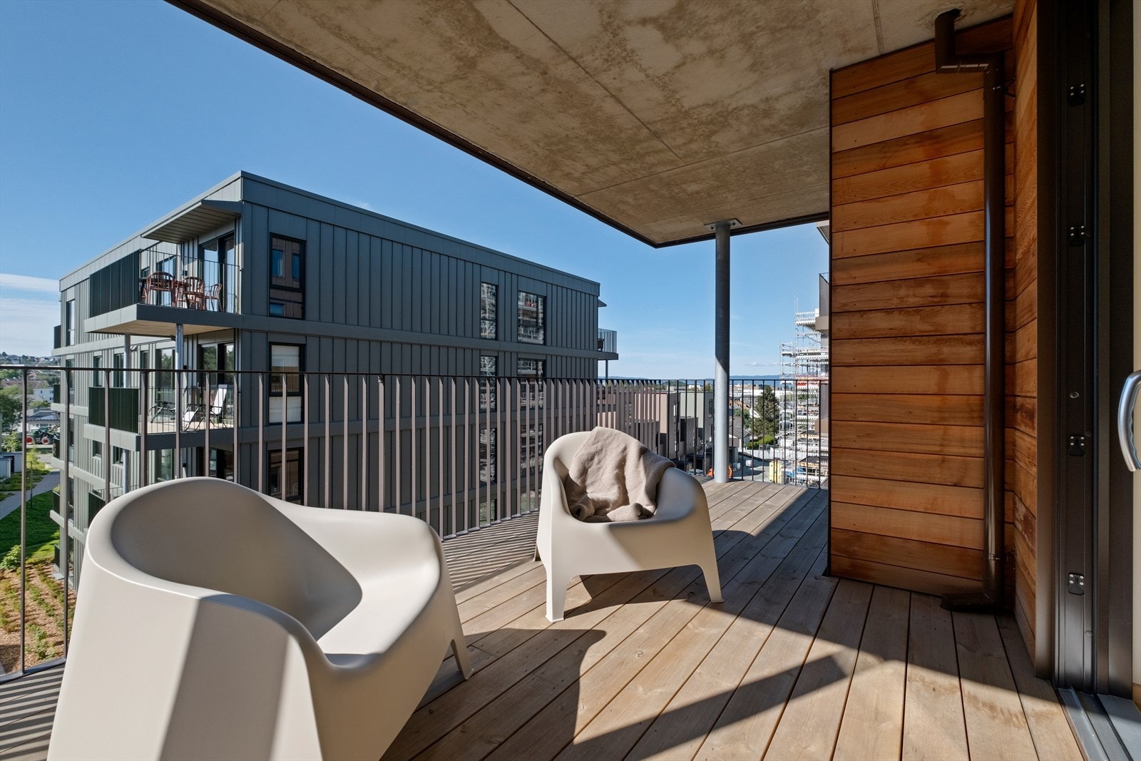 Balkongens utforming og gode areal byr på rikelig med møbleringsmuligheter, i tillegg er balkongen praktisk overbygd. Galleribilde