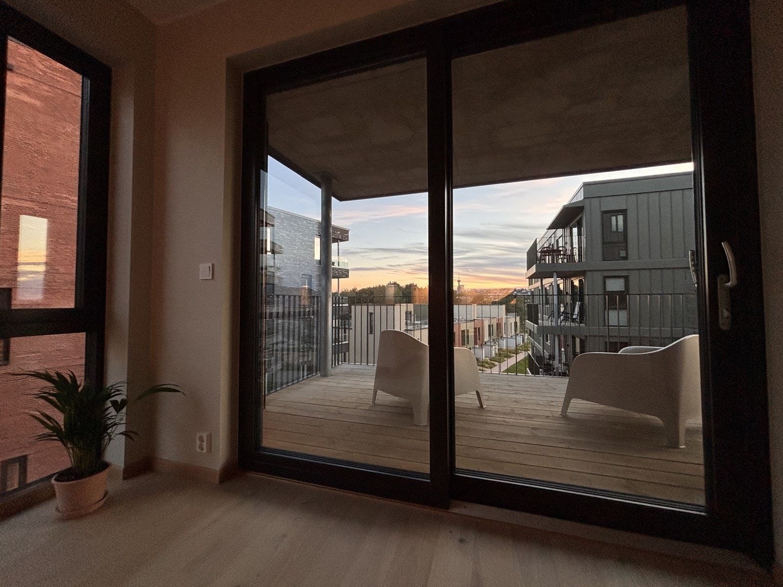 Herlig kveldsstemning med solnedgangen i horisonten. Selgers bilde. Galleribilde