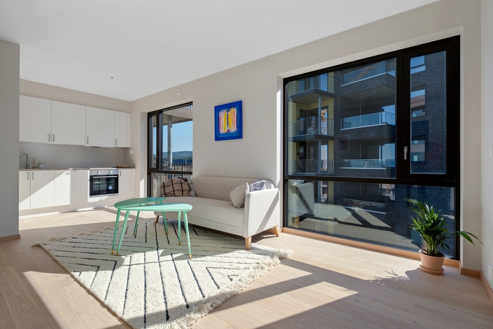 Stuen er på flotte 22,5m² og ligger i åpen løsning til kjøkkenet. Galleribilde