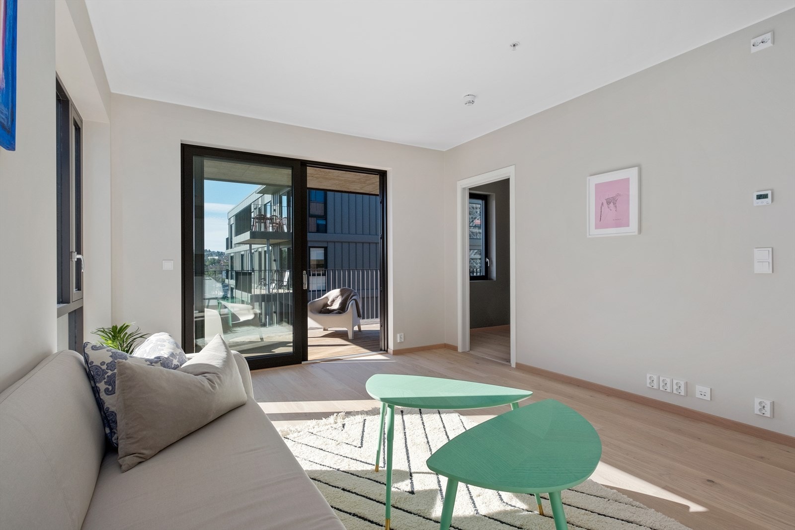 Leiligheten sto ferdig i 2025 og er splitter ny med kvaliteter som heis, ekstern bod i oppvarmet p-kjeller, vannbåren varme og balansert ventilasjon. Galleribilde