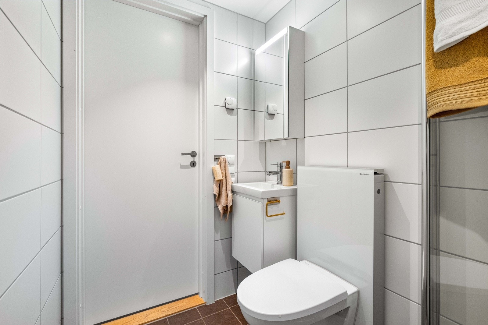 Flislagt med vannbåren varme. Utstyrt med dusj, vegghengt toalett og servant. Galleribilde