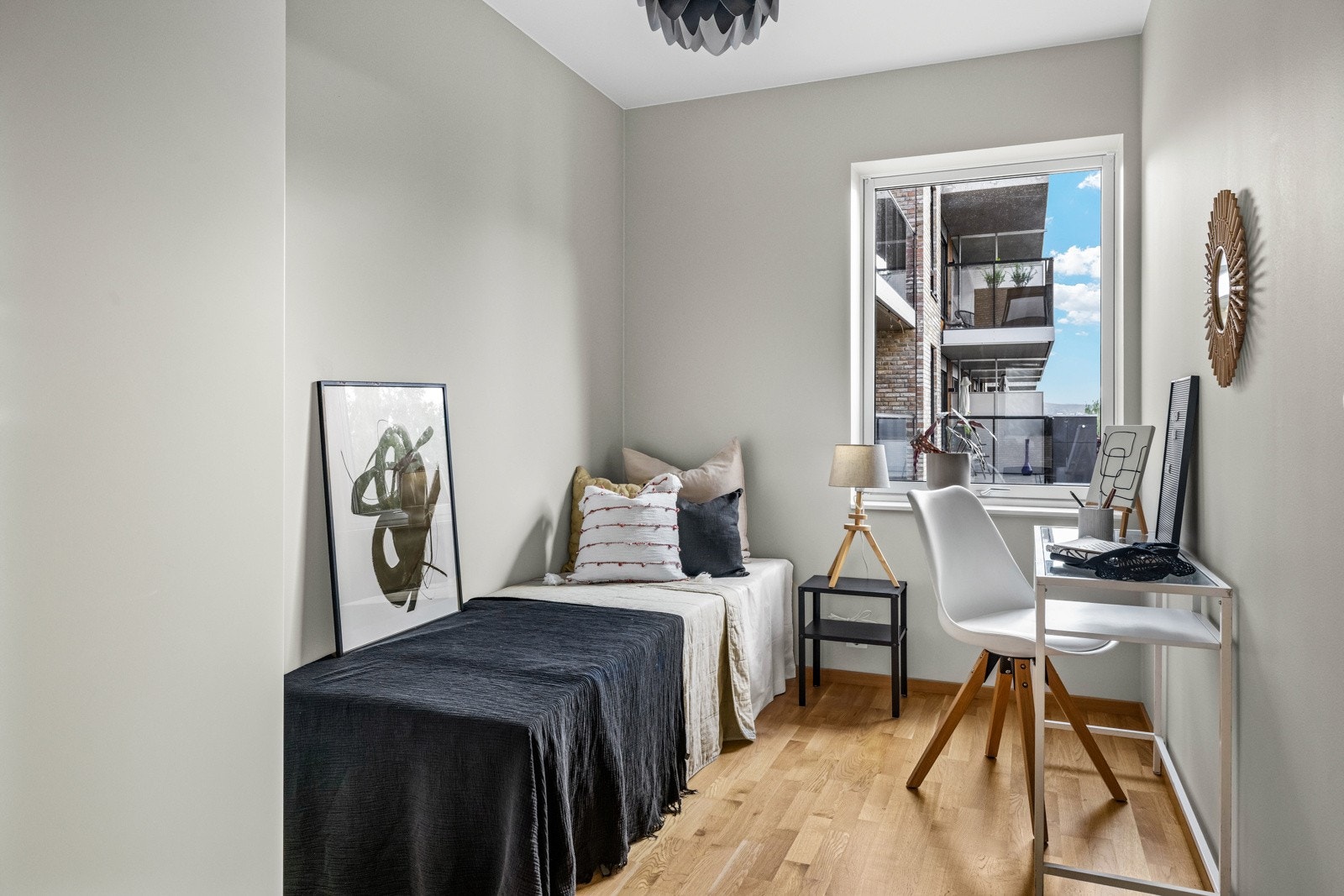 Alle veggflater i leiligheten er nymalte i 2025. Galleribilde