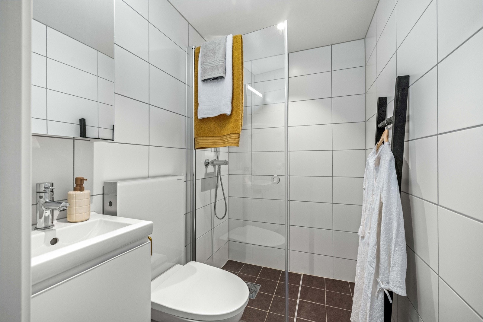 I tilknytning til de to barnerommene, ligger en romslig mellomgang med tilgang inn til bad nr. 2. Galleribilde