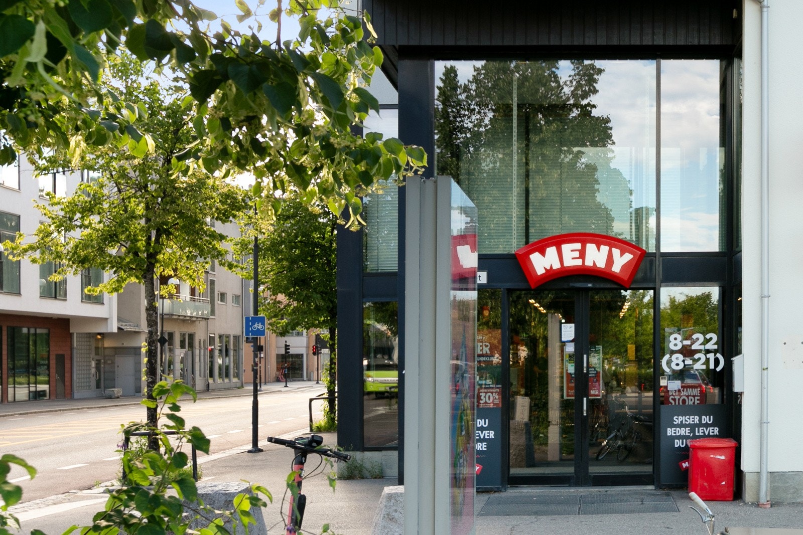 Gangavstand til flere dagligvarebutikker, bl.a. Meny, søndaggsåpen Bunnpris, Kiwi, Rema og Keiser. Galleribilde