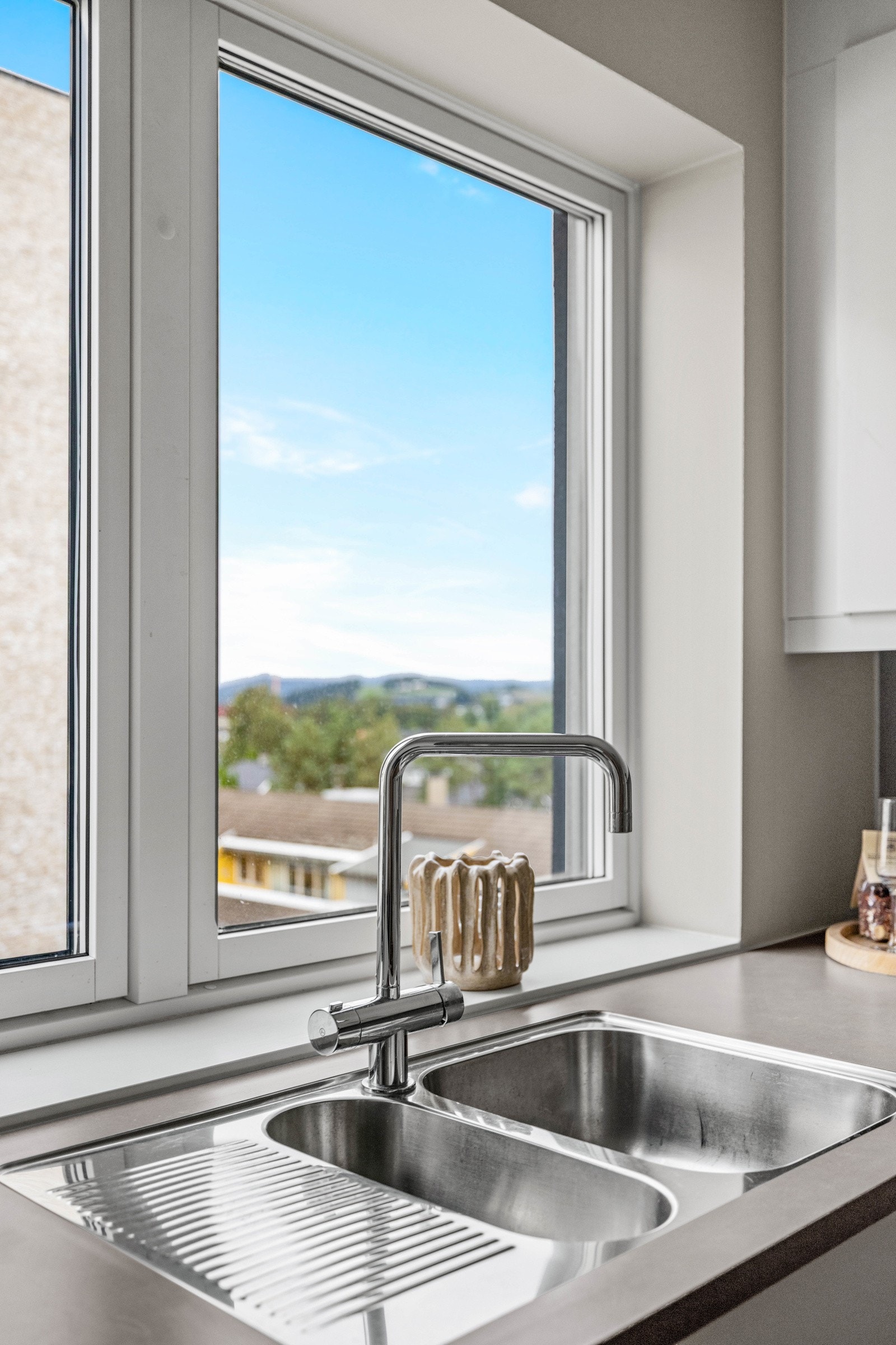 Dobbel kum under vinduene. Galleribilde