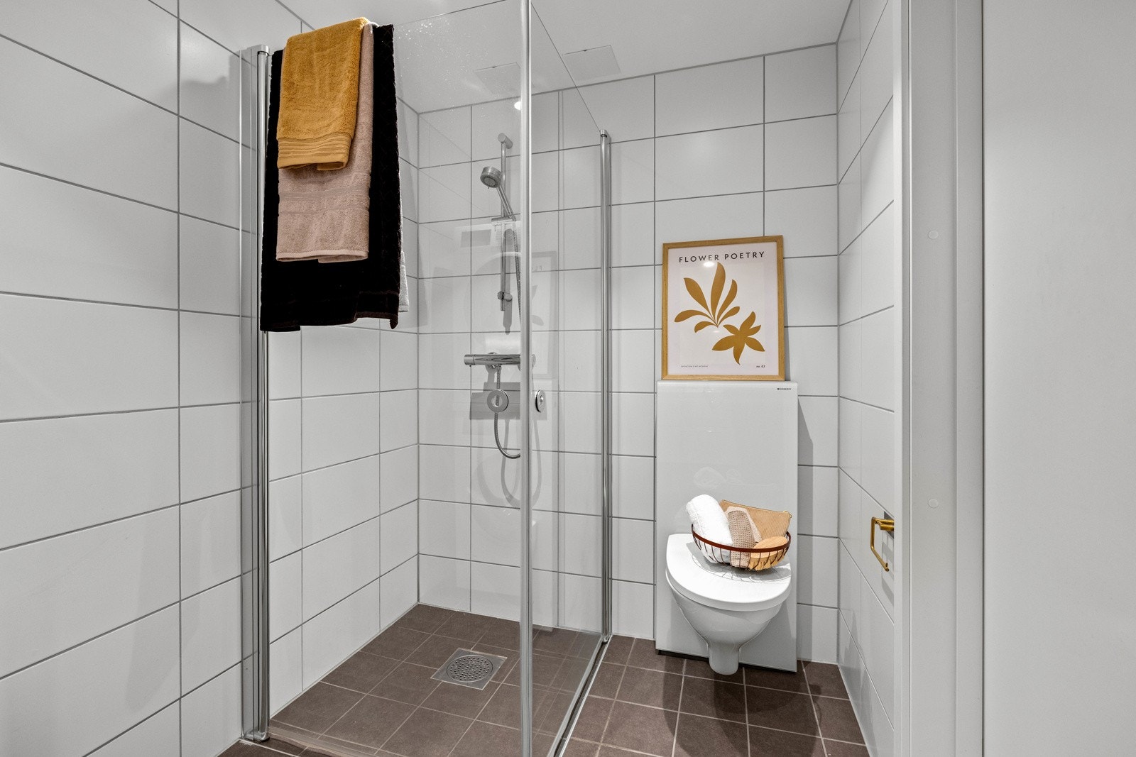 Leiligheten har to pene bad, ett med adkomst fra entreen og det andre plassert ved mellomgangen inn til barnerommene. Galleribilde