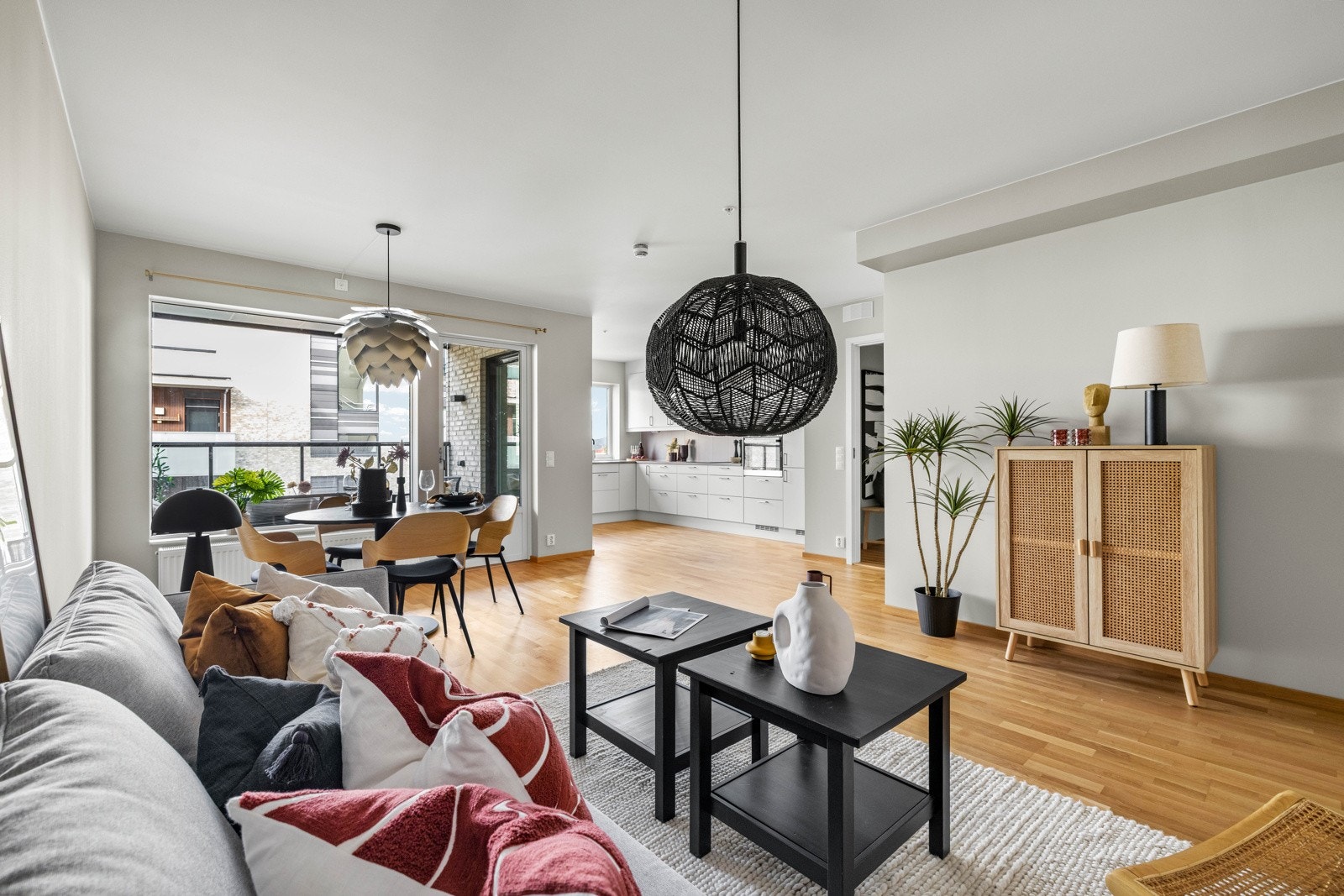 Kombinert stue og kjøkken med utgang til balkongen. Galleribilde