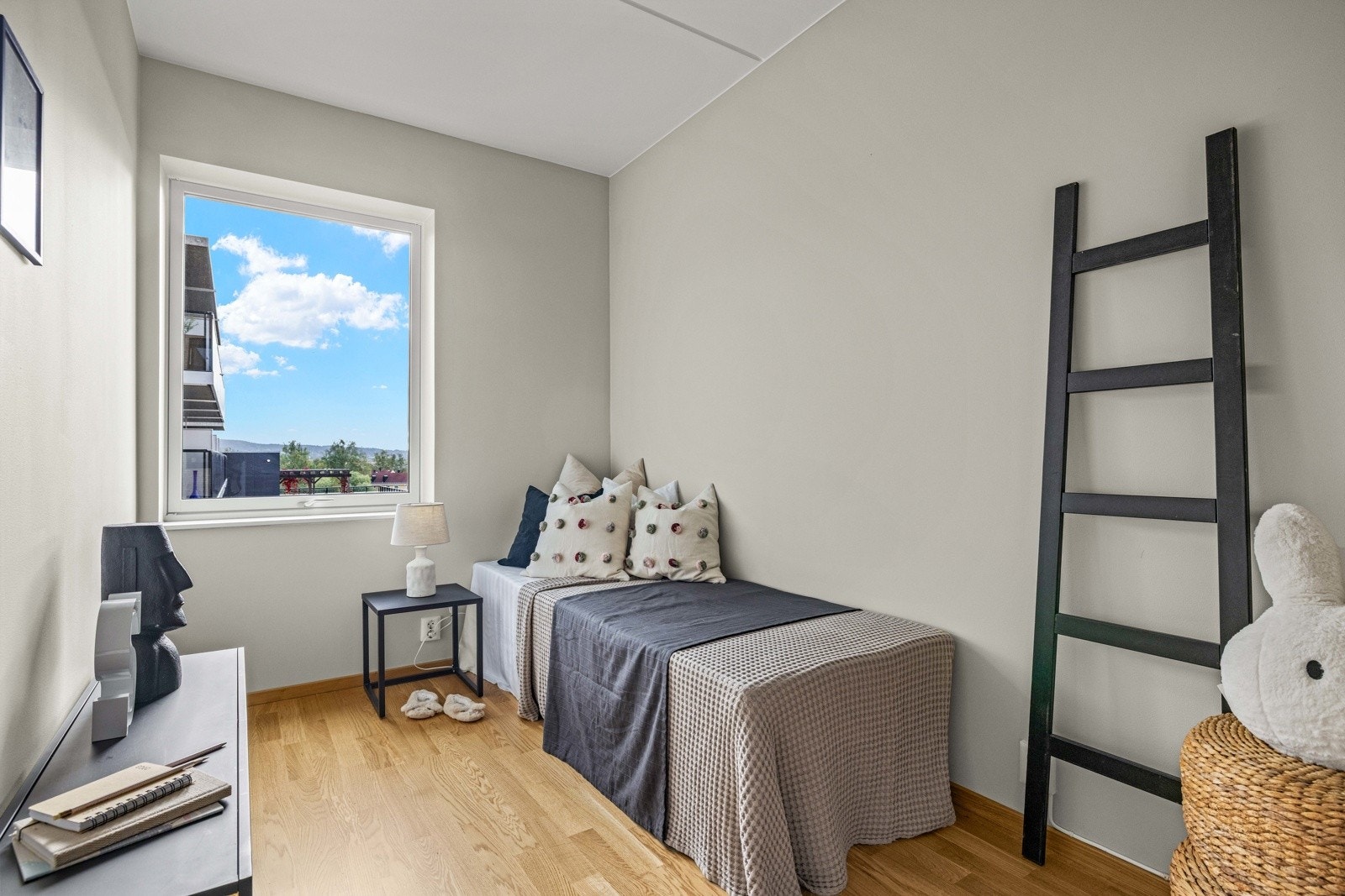 Nytt parkettgulv på dette soverommet fra 2025. Galleribilde