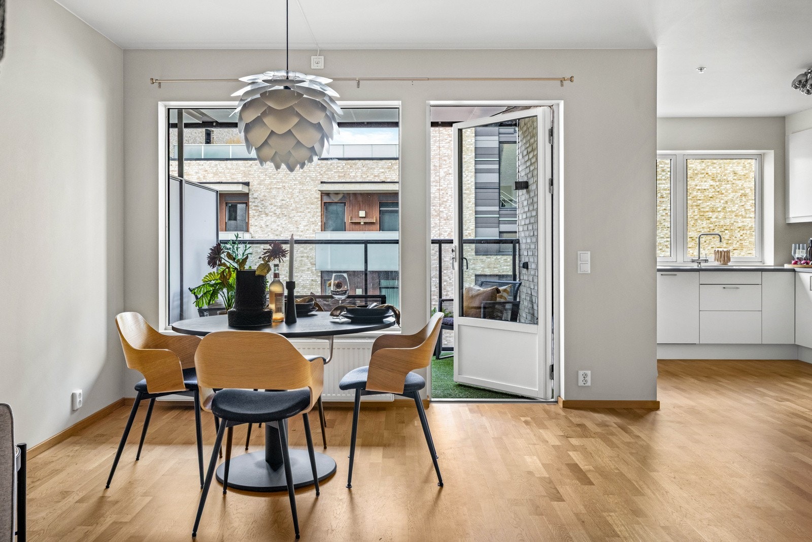 De store vinduene slipper inn mengder med herlig dagslys. Galleribilde