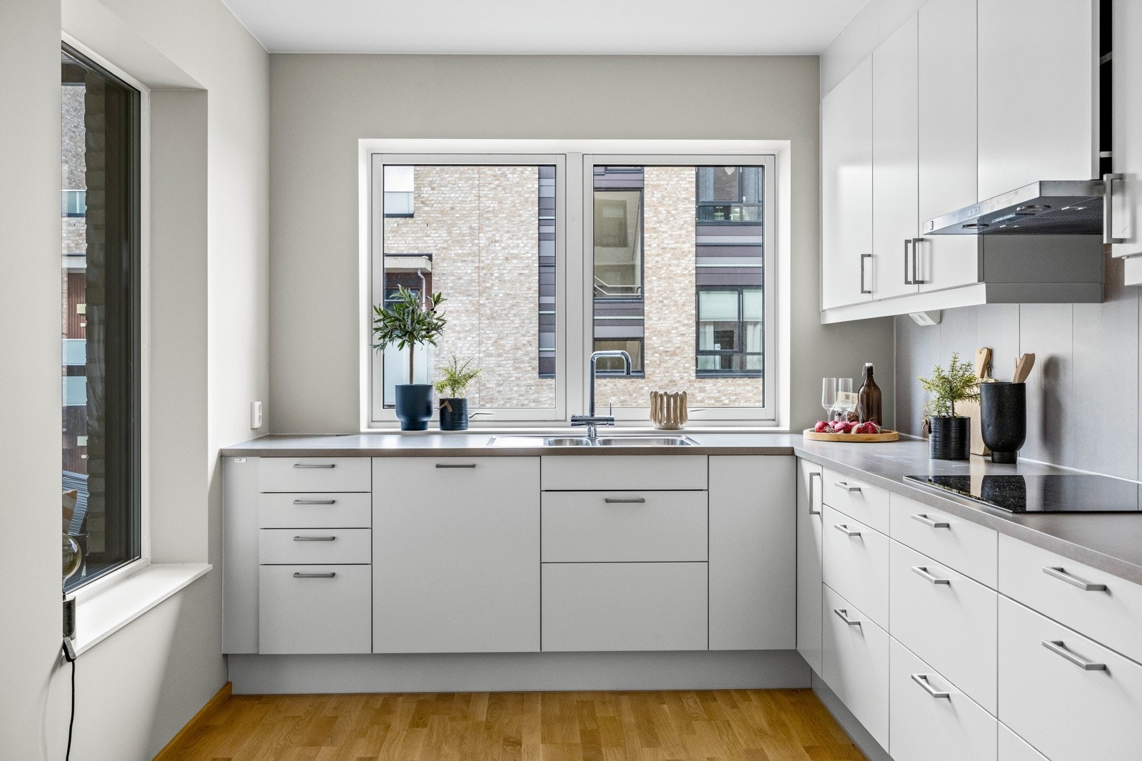 Komplett utstyrt med integrerte hvitevarer. Galleribilde