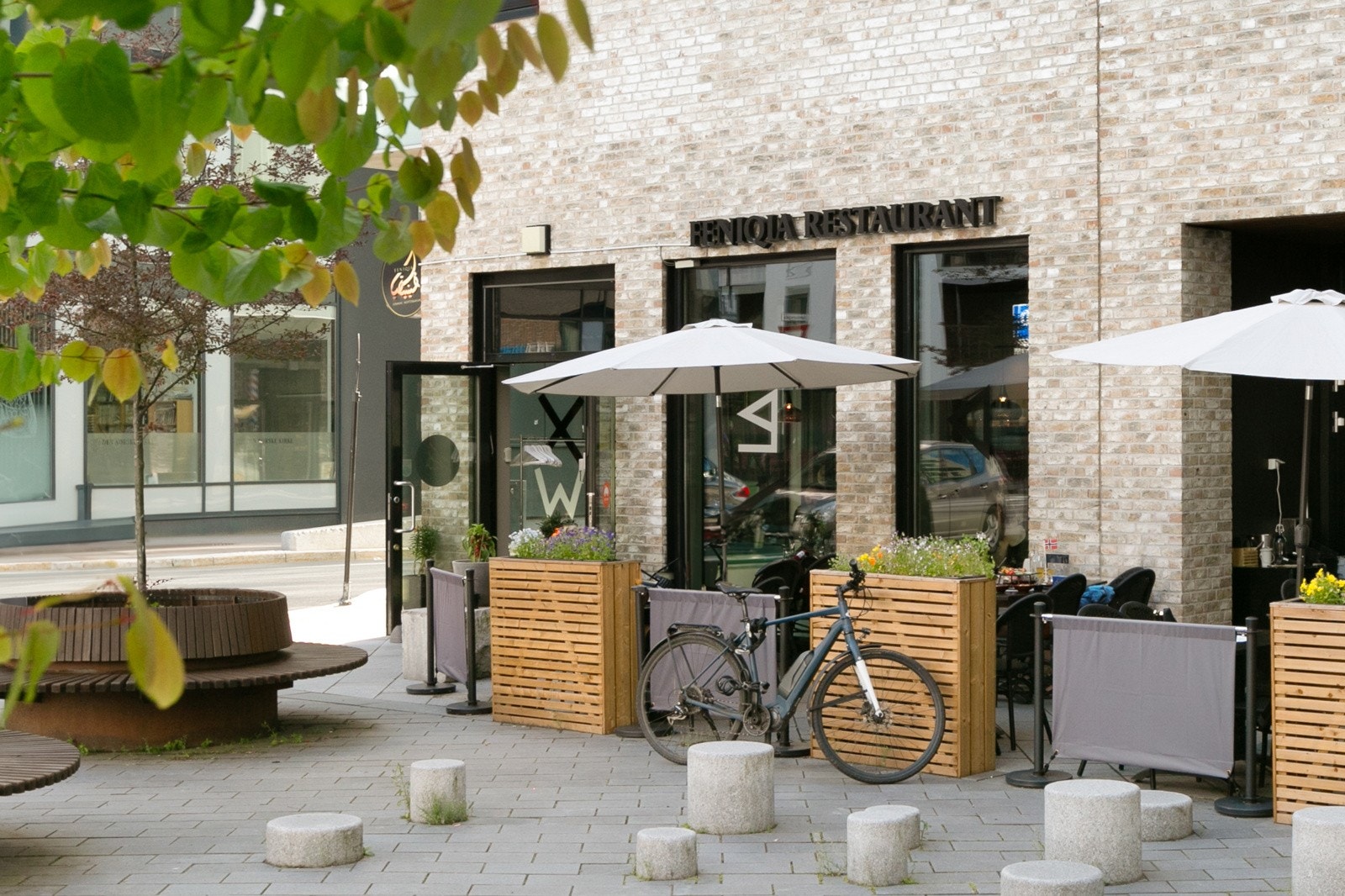 Feniqia restaurant ligger like ved og tilbyr autentisk Libanesisk mat. Galleribilde