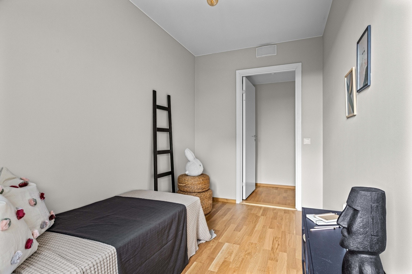 Hovedsoverommet har adkomst fra entreen, mens de to øvrige soverommene ligger samlet i egen sone i motsatt ende. Galleribilde