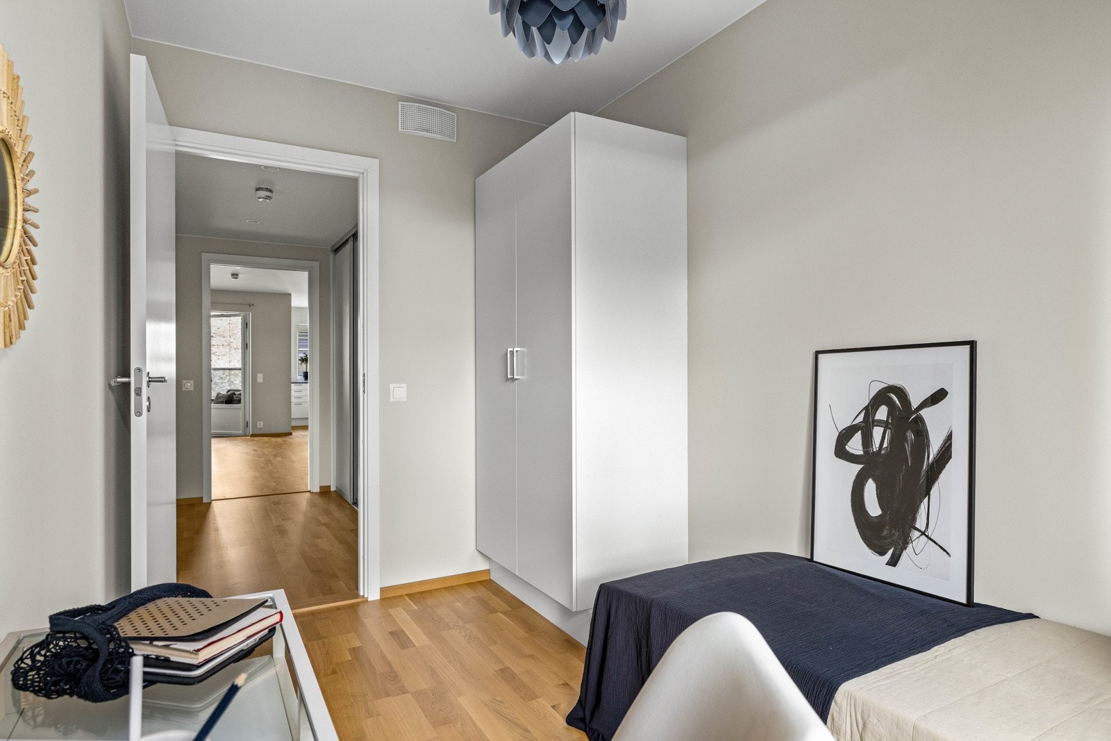 Garderobeskap medfølger. Galleribilde