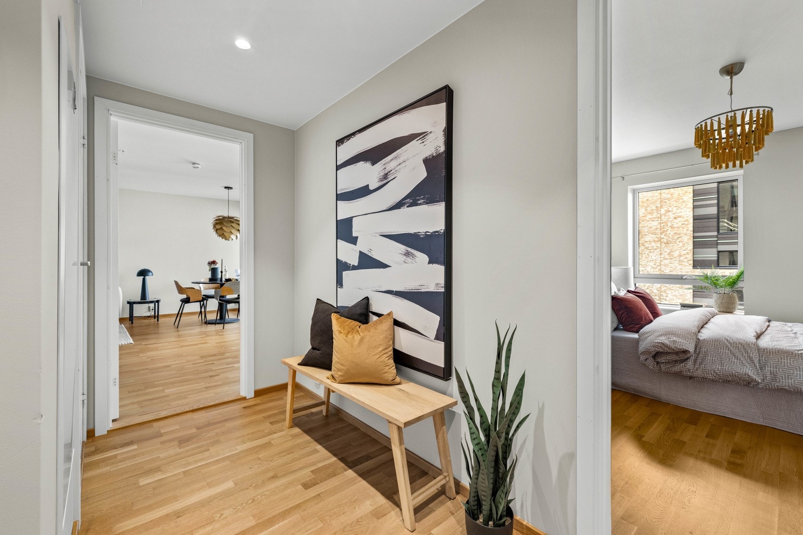 Fra entréen er det adkomst inn til hovedsoverommet samt det største badet. Galleribilde