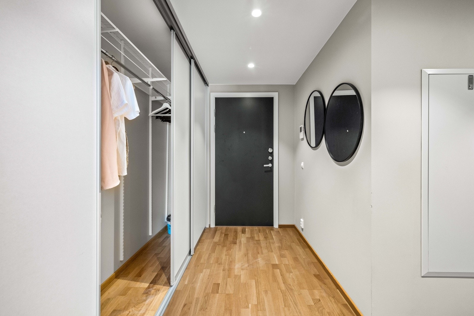 Stor skyvedørsgarderobe langs veggen i entreen. Leiligheten har for øvrig fem skap og én ekstern bod som ivaretar lagringsplassen. Galleribilde