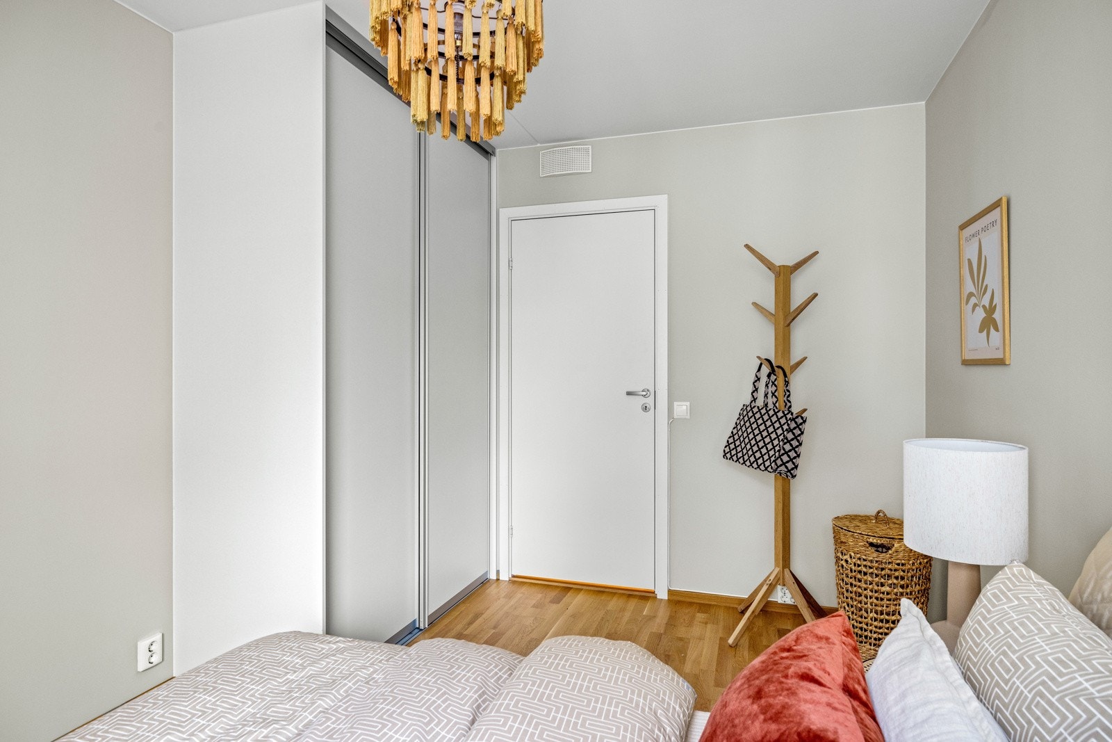 Plassbygget skyvedørsgarderobe. Galleribilde