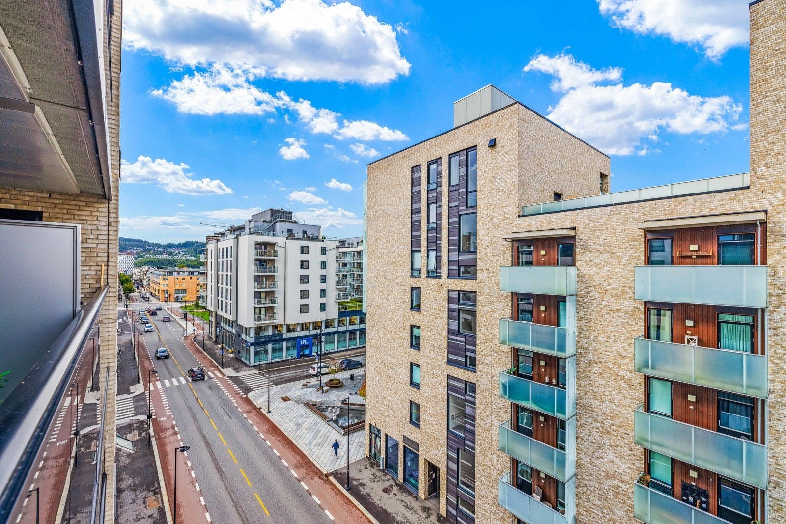 Her har du gode bokvaliteter i høyden - leiligheten ligger i 6. etasje med egen balkong vendt ut mot bylivet. Galleribilde