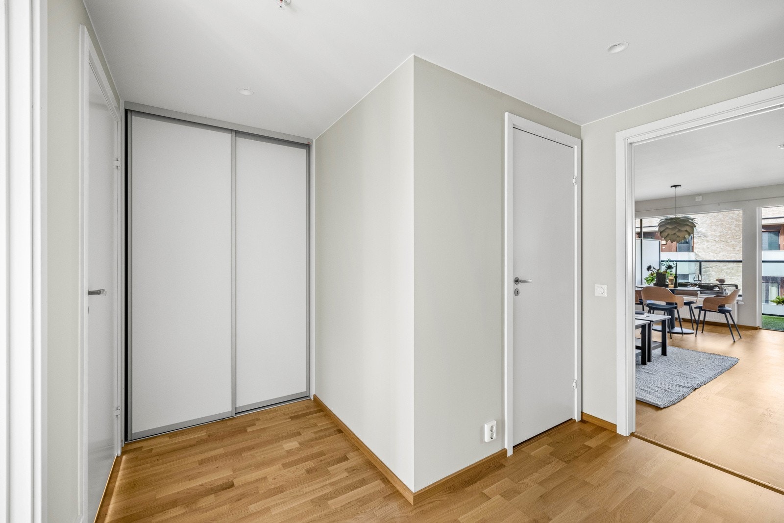 To plassbygde skyvedørsgarderober i mellomgangen. Galleribilde