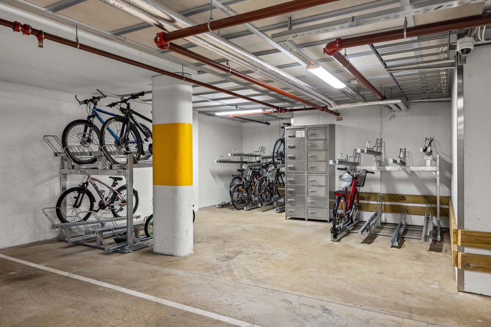 Felles sykkelbod. Det er også utendørs sykkelparkering i atriumet. Galleribilde