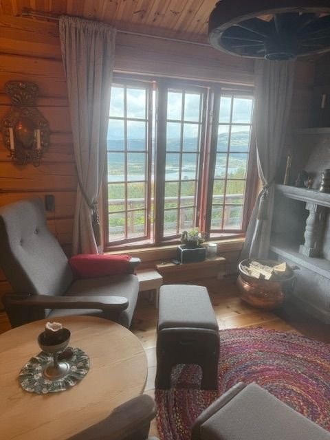 Her slapper man av foran peisen og en fantastisk utsikt Galleribilde