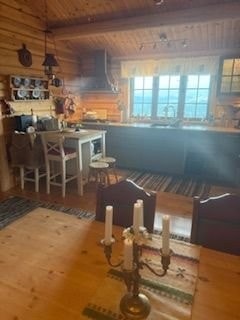 Stort kjøkken. Integrert kjøleskap med liten fryser. Gass komfyr med 5 bluss. Galleribilde