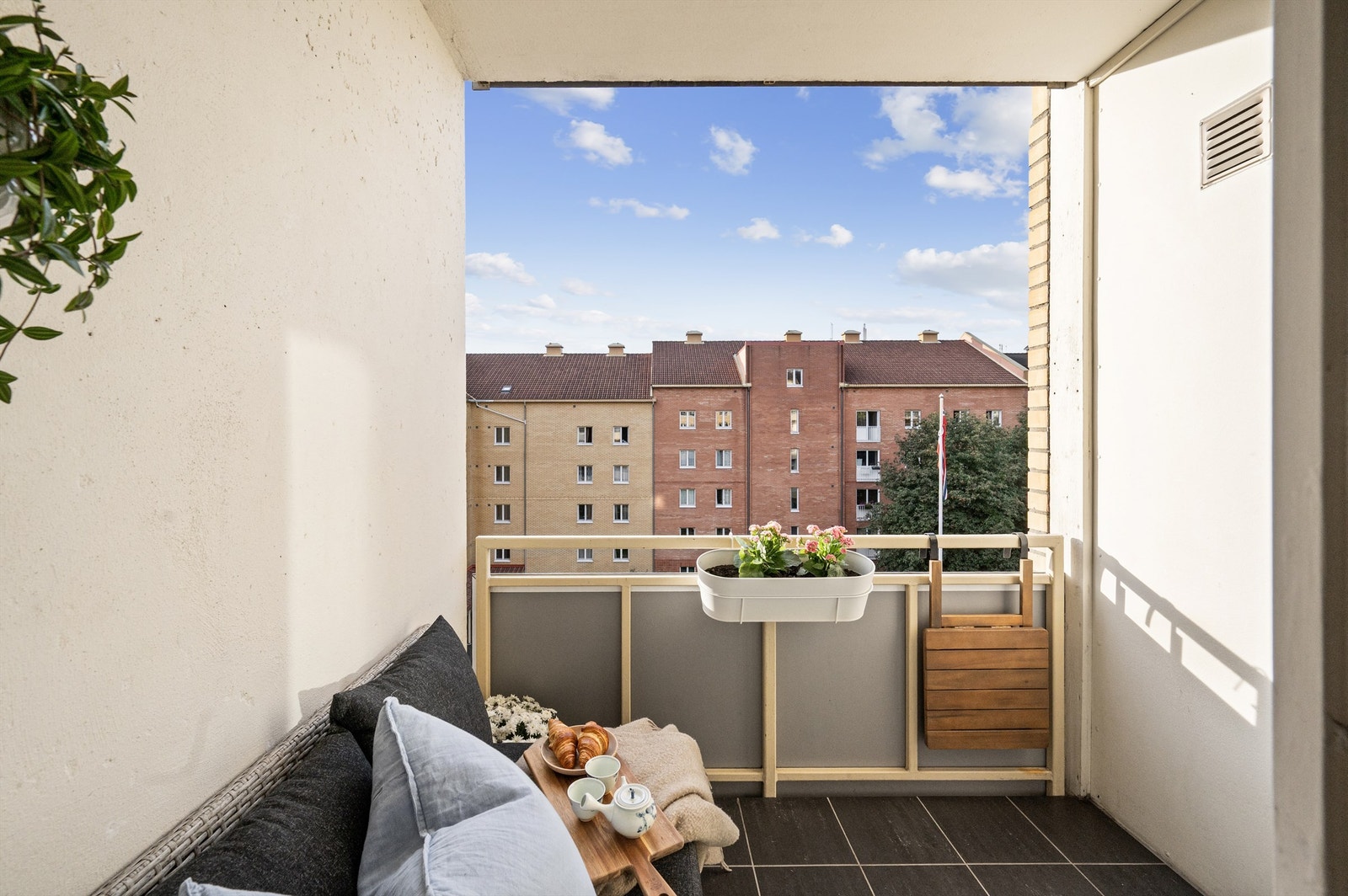 Her er det gode muligheter for å innrede med en hyggelig sittegruppe der årets varme dager kan nytes. Galleribilde