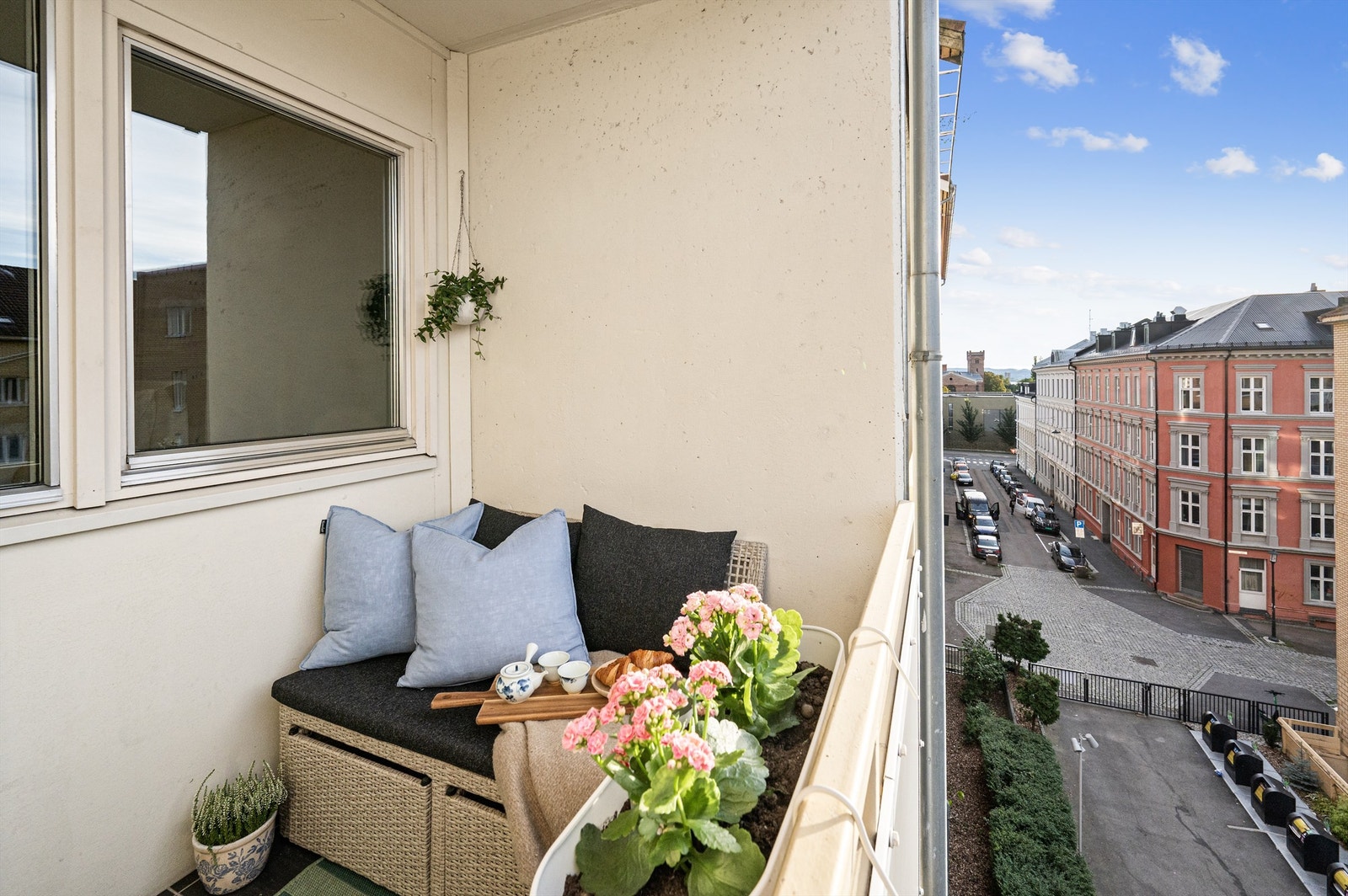 Selger informerer om gode solforhold med sol fra ca. kl. 15:30-21:30 på sommerstid. Galleribilde