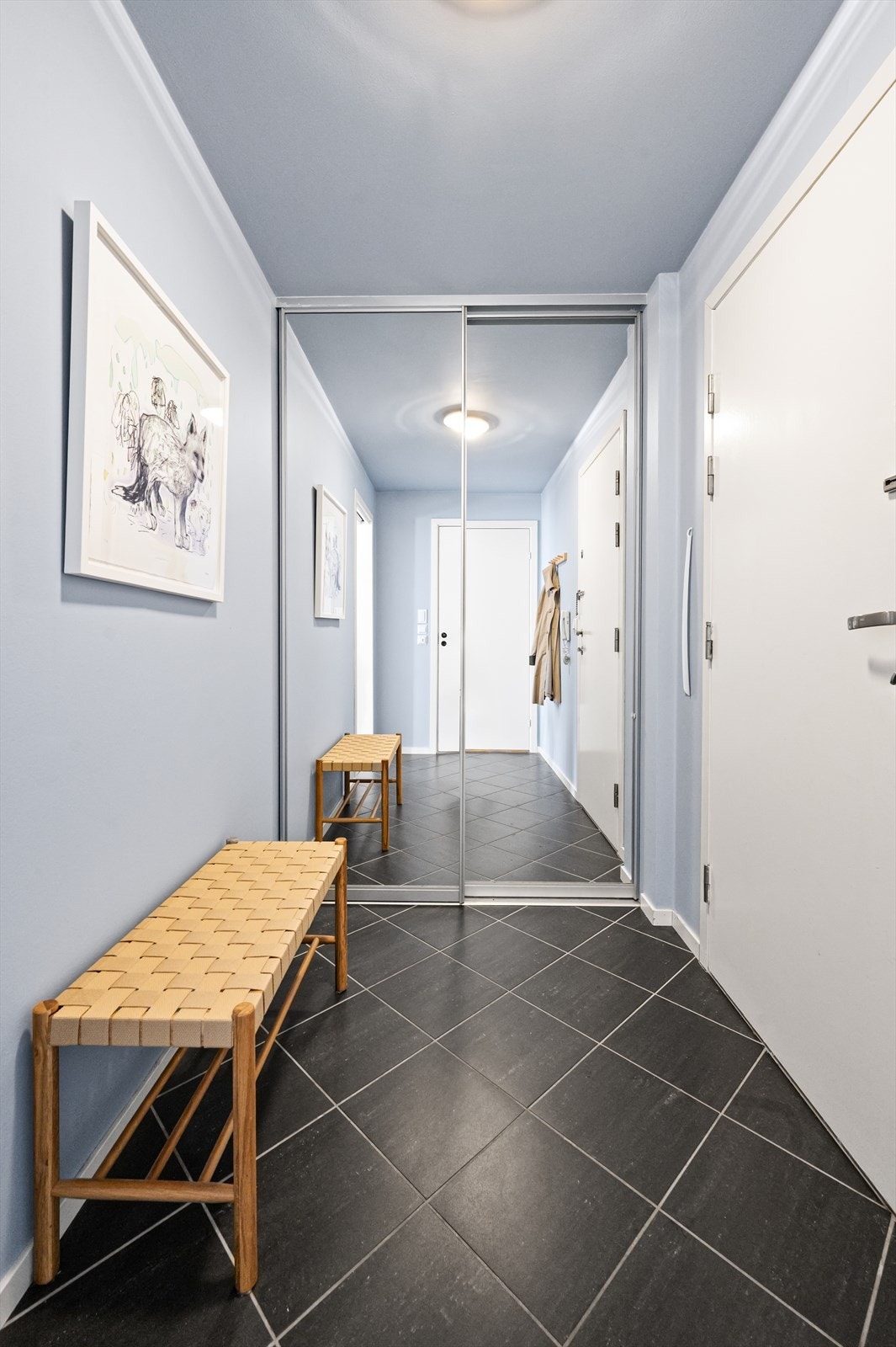 Her er det god plass til å henge fra seg yttertøyet og sette fra seg sko i en romslig skyvedørsgarderobe med speilfronter. Galleribilde