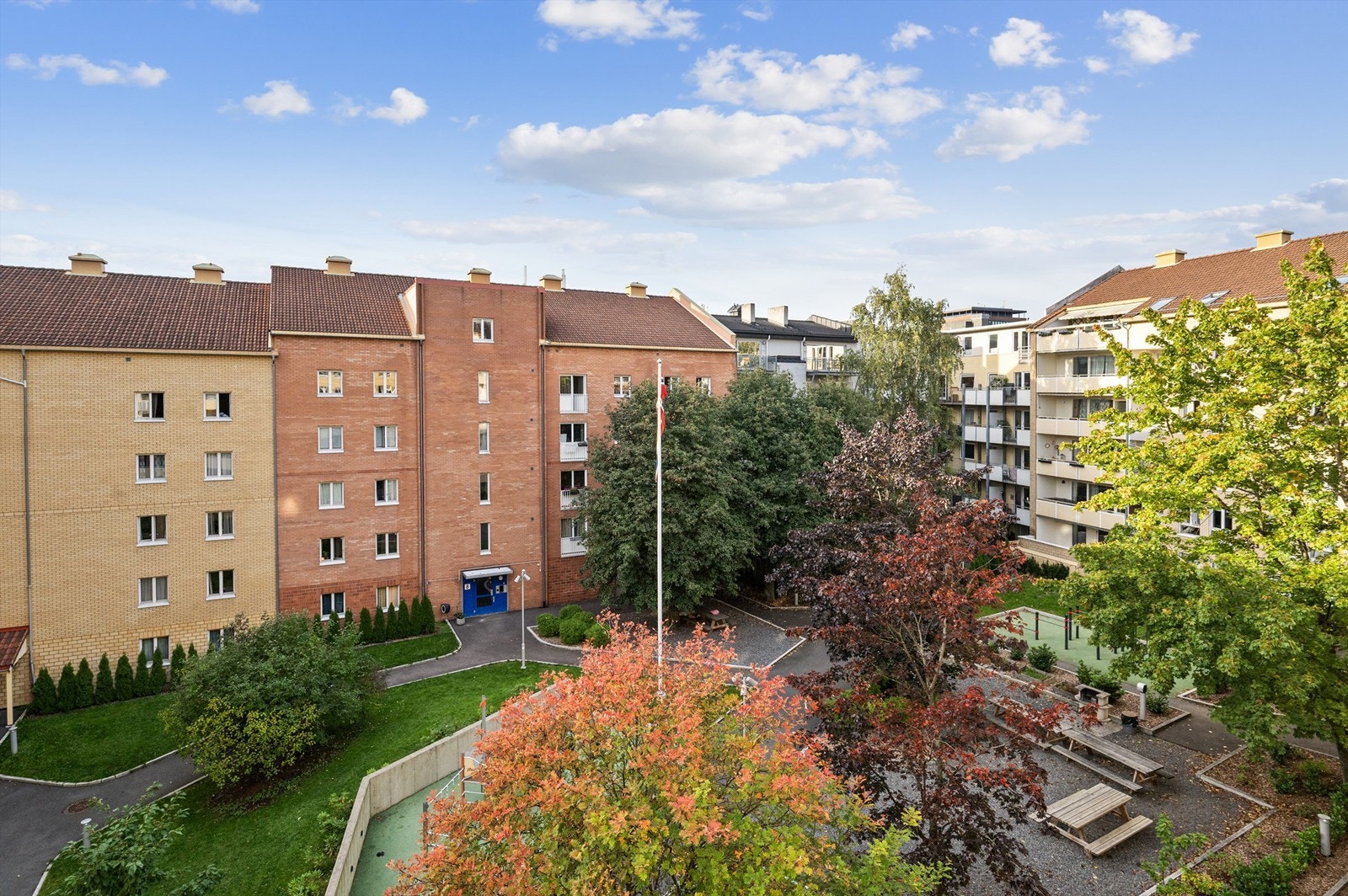 Fra balkongen har du et flott utsyn mot en frodig og hyggelig bakhage. Galleribilde
