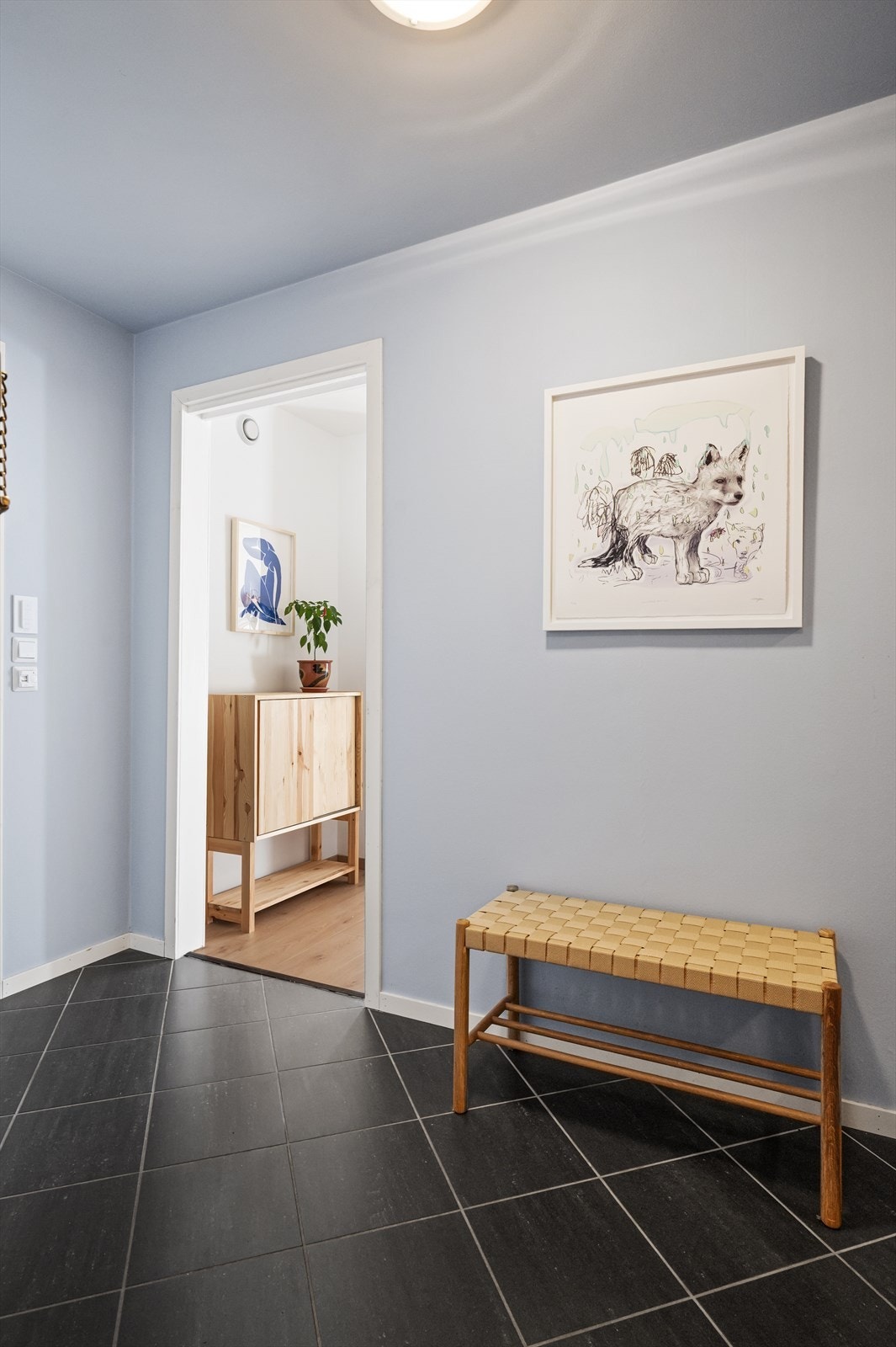 Leilighetens entré er lys og innbydende og gir et godt førsteinntrykk av boligen. Galleribilde