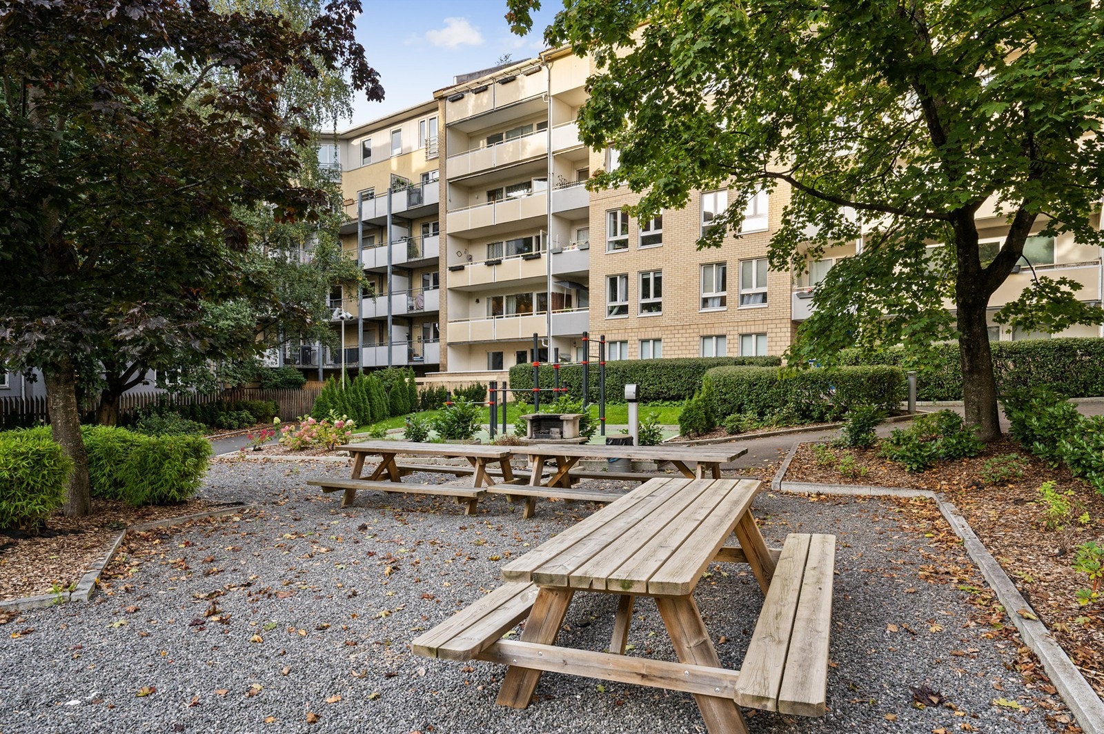 Sameiets fellesområder er pent opparbeidet med sittegrupper og frodige grøntområder. Galleribilde
