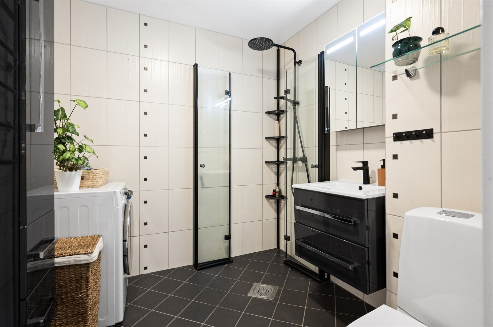 Badet er pent flislagt på gulv og vegger. Med varme i gulvet får du en behagelig start på dagen. Galleribilde