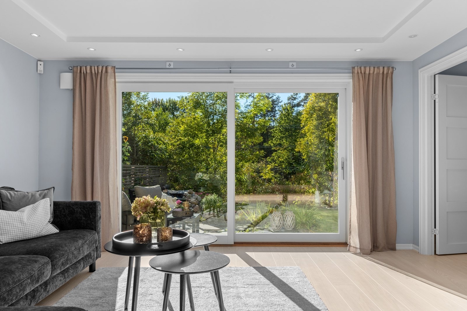 Herlig utsyn mot grønn og skjermet hage, helt uten innsyn. Galleribilde