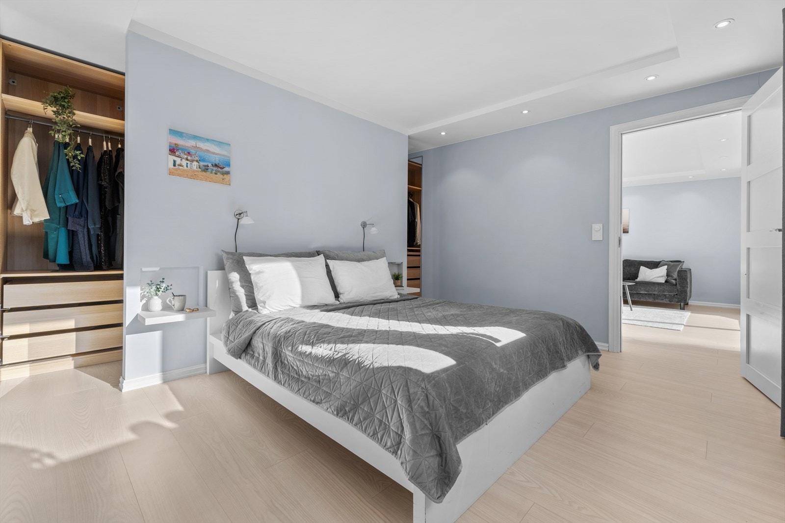 På hver side av sengen er det laget integrerte nattbord. Galleribilde